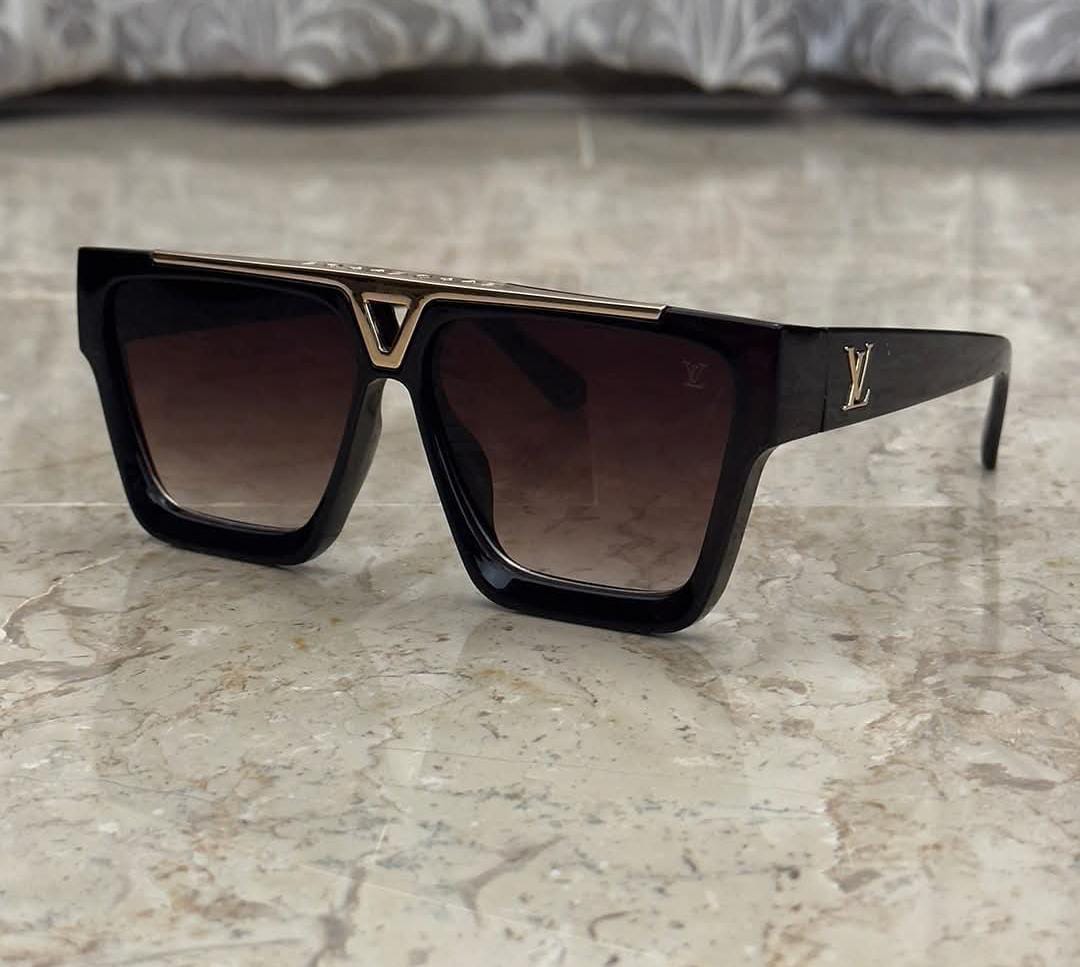 High-Quality Materials – Acetate, titanium, stainless steel, or gold-plated frames.